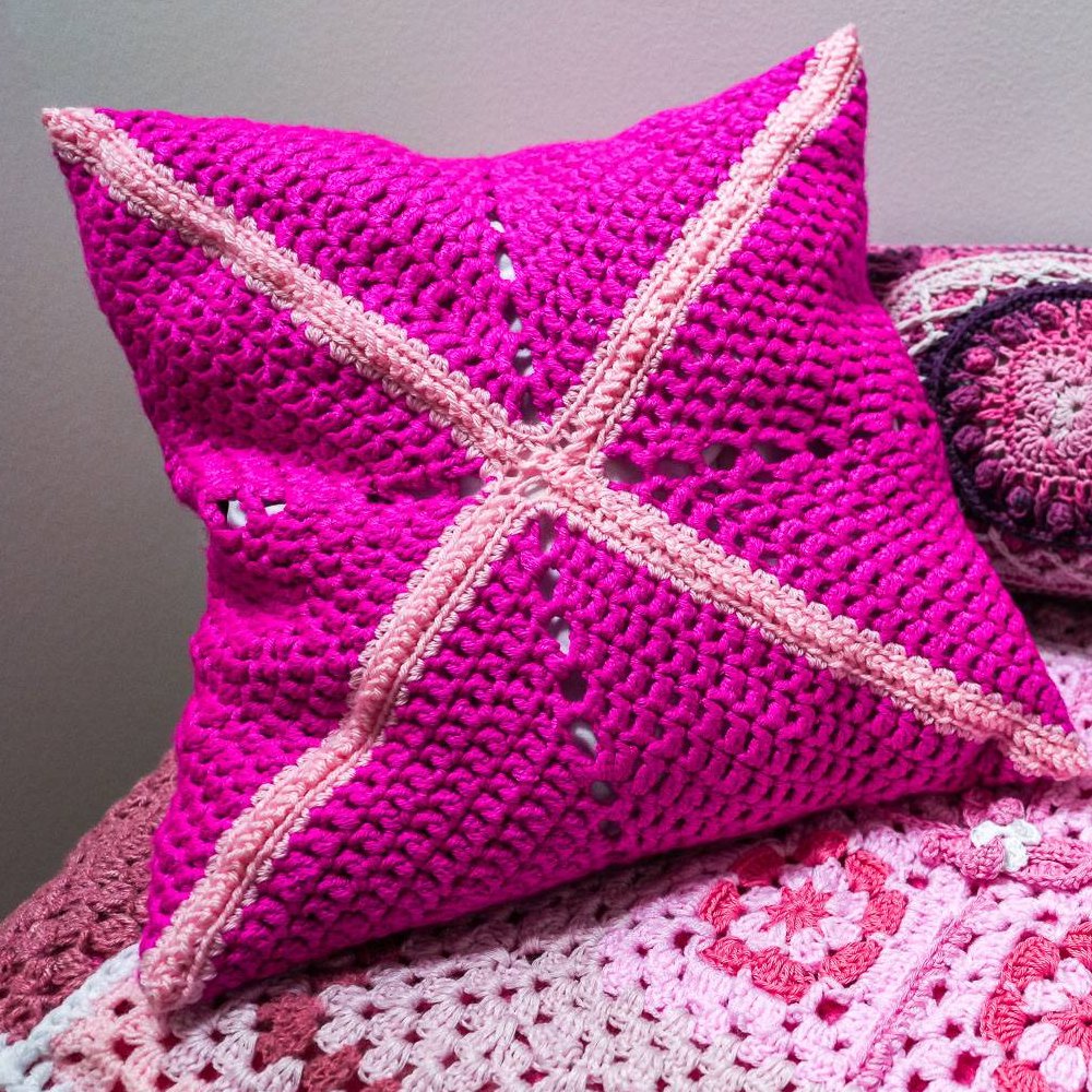 Színes virágos takaró és pink díszpárna - 3. kép